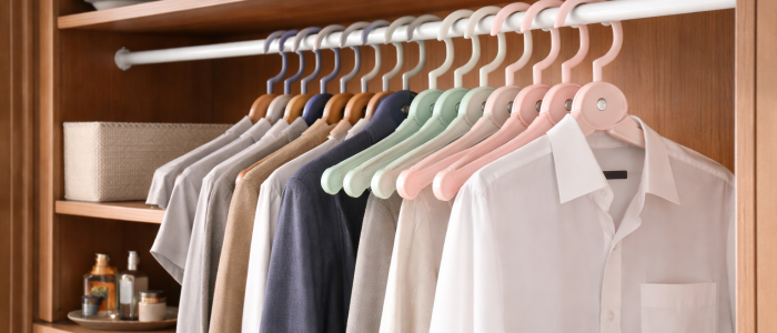 Pastel hangers in a neat wardrobe